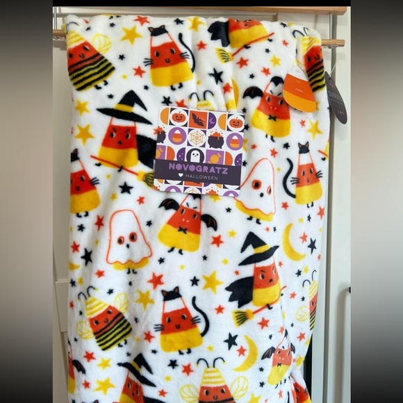NWT Halloween🎃Candy Corn Throw Blanket by Novogratz - Picture 1 of 3